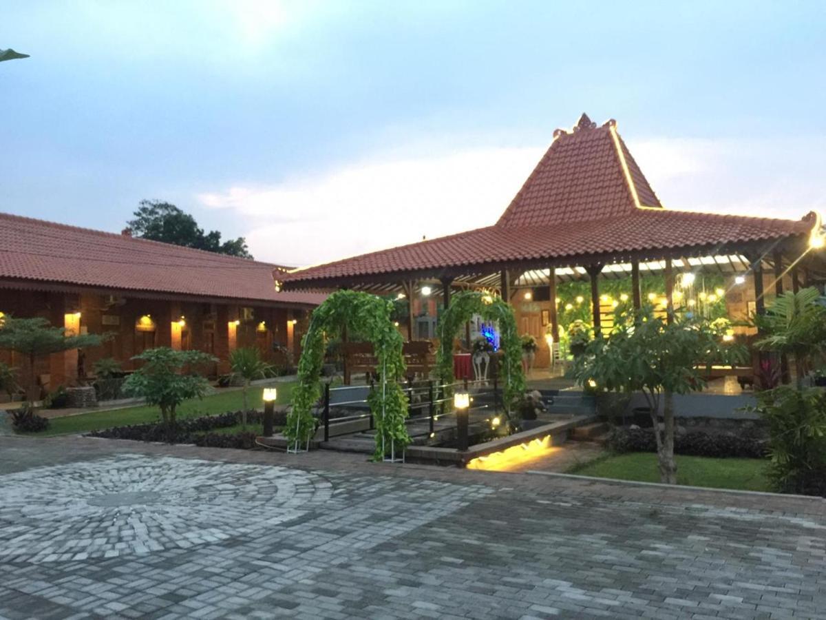 Djoglo Djatimalang Guesthouse 블리탈 외부 사진